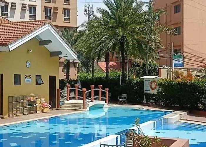 Cozy Unit Near Airport شقة